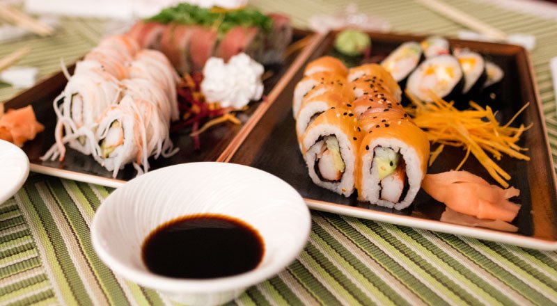 a mixed plate of sushi with four flavors and plaice sauce.